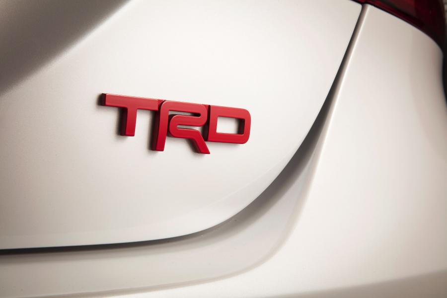 Логотип Toyota Camry TRD 2019 года  (NA) (фото 6 из 23)